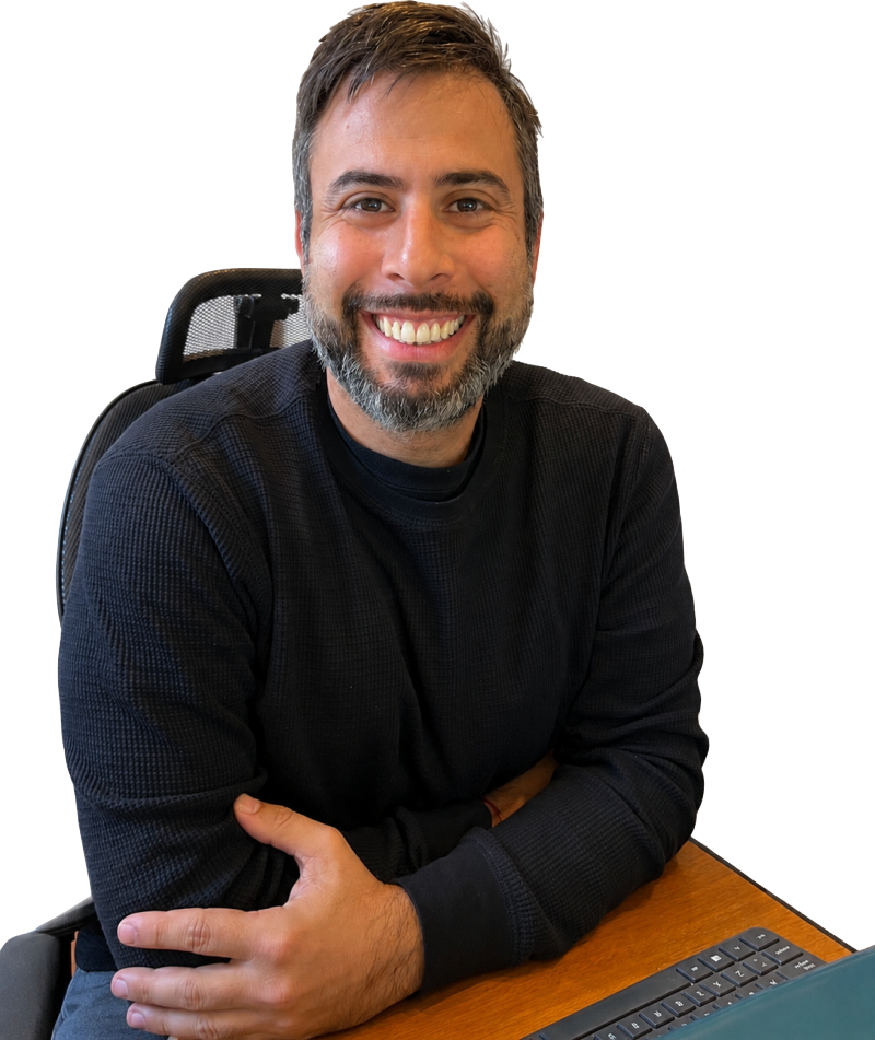 Claudio, co-fundador de Gramax Digital, en su escritorio